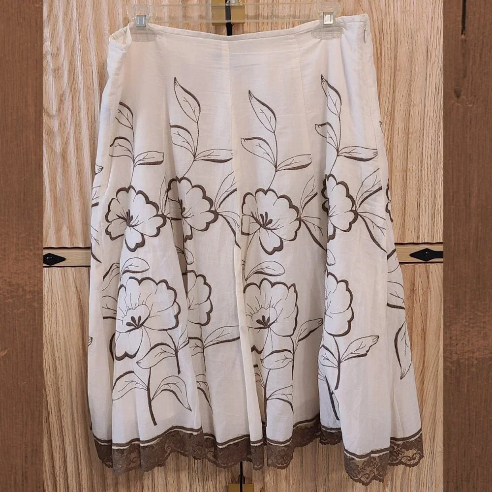 Vintage-Inspired Floral Embroidered Midi Skirt - Picture 2 of 11